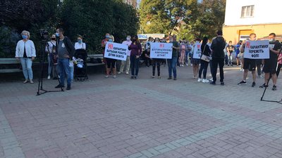 Проти "червоної" зони: жителі Чопа на Закарпатті вийшли на акцію протесту