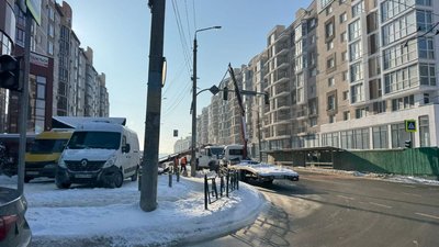 світлофор на перехресті вулиць Героїв Майдану та Олександра Щербанюка у Чернівцях
