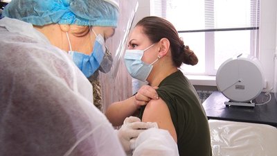 Луганські прикордонники почали вакцинуватися від коронавірусу Луганські прикордонники почали вакцинуватися від коронавірусу