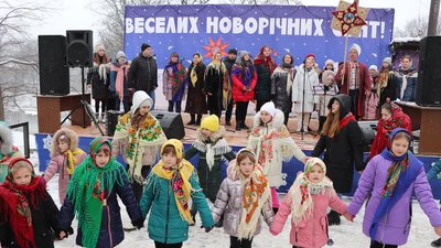 На Житомирщині встановили новий рекорд України – близько 4,5 годин співали колядки та щедрівки На Житомирщині встановили новий рекорд України – близько 4,5 годин співали колядки та щедрівки