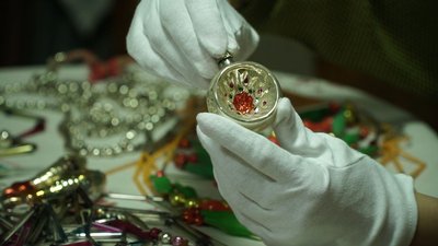 Ялинкова прикраса у формі надкушеного яблука – як Біблійський символ забороненого плоду.