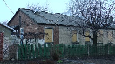 Пошкоджений будинок наслідки російських обстрілів Родинське Донецька область Пошкоджений будинок наслідки російських обстрілів Родинське Донецька область