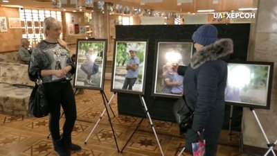 "Мій тато - герой": у Херсоні відкрили фотовиставку про дітей загиблих воїнів