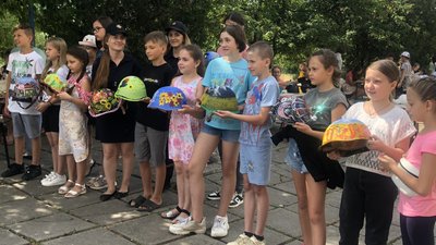 "Казка на касці" — в Ужгороді розмальовували шоломи, аби допомогти пораненому рятувальнику