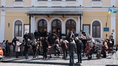Концерт посеред міста. У Чернівцях щодня на сходах філармонії грають гімн України Концерт посеред міста. У Чернівцях щодня на сходах філармонії грають гімн України