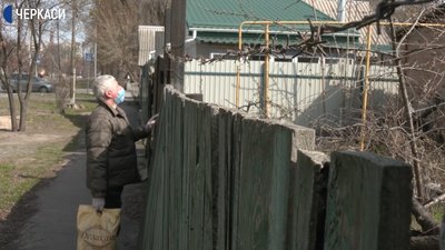 Працівники Черкаського центру гостинності допомагають вимушеним переселенцям Працівники Черкаського центру гостинності допомагають вимушеним переселенцям