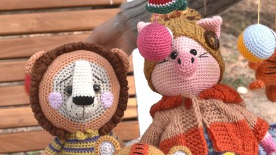 Переселенка в черкаському парку в’яже іграшки просто неба Переселенка в черкаському парку в’яже іграшки просто неба