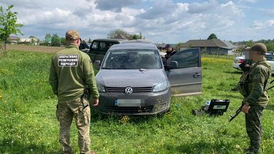 На Буковині біля кордону чоловік наїхав на прикордонника. Військовий у лікарні