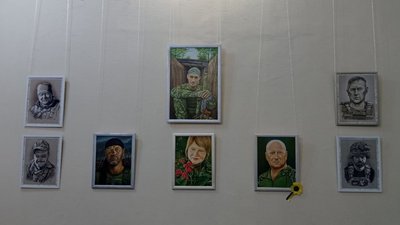 Боєць з Дніпра після поранення на Донеччині пише портрети побратимів