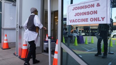 Є випадки тромбозу. США, Південна Африка та ЄС призупинили вакцинацію Johnson&amp;Johnson
