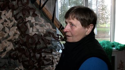 Ходять як на роботу: у селищі Холми, що на Чернігівщині, жінки плетуть маскувальні сітки для військових Ходять як на роботу: у селищі Холми, що на Чернігівщині, жінки плетуть маскувальні сітки для військових
