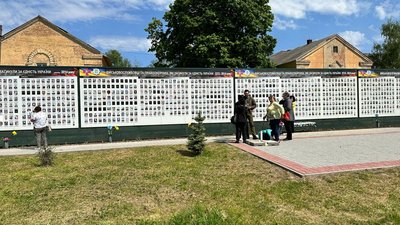 У Полтаві до Дня матері влаштували молебень з рідними полонених та загиблих військових У Полтаві до Дня матері влаштували молебень з рідними полонених та загиблих військових