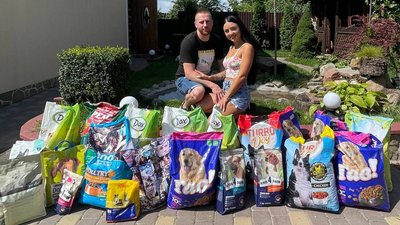 Замість квітів хмельницькі молодята замовили на весілля корм для тварин, щоб допомогти притулку