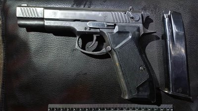 Травматична зброя, яку виявили у водія під час огляду Травматична зброя, яку виявили у водія під час огляду