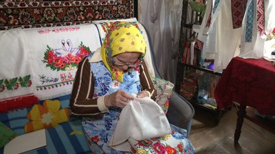 "Сорочка дочекається онука з війни": черкащанка вишиває з вірою в перемогу "Сорочка дочекається онука з війни": черкащанка вишиває з вірою в перемогу