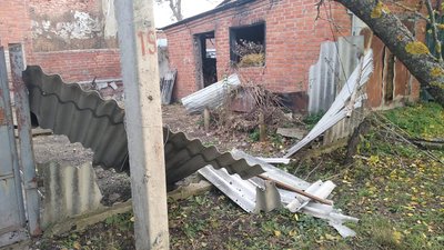 Пошкоджені будувлі та паркан в Золочеві після авіаударів