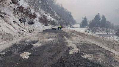 На Закарпатті на дорогу зійшли дві лавини