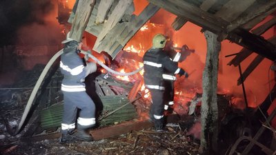 У Великій Писарівці на Сумщині після артобстрілу сталася пожежа в приватному секторі