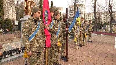 У Житомирі попрощалися з загиблим десантником Володимиром Артеменком У Житомирі попрощалися з загиблим десантником Володимиром Артеменком