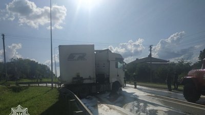 На Львівщині зіткнулися бензовоз та вантажівка: рух тимчасово перекрито На Львівщині зіткнулися бензовоз та вантажівка: рух тимчасово перекрито