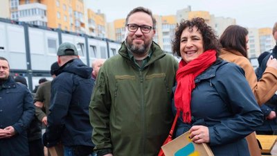 Посол Польщі Бартош Ціхоцькі та пані-посол Великобританії Мелінда Сіммонс під час візиту до Львова 27 березня 2023 року