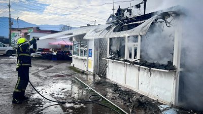 Вогонь знищив торгівельний кіоск у місті Хуст: що відомо Вогонь знищив торгівельний кіоск у місті Хуст: що відомо