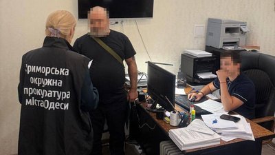 Повідомлення про підозру чоловікові, який обіцяв посвідку на проживання