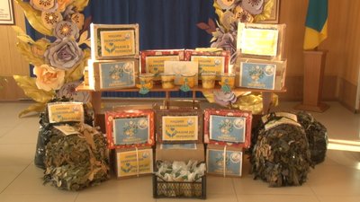 Смаколики, в'язані шкарпетки та сітки: черкаські школярі передали допомогу військовим Смаколики, в'язані шкарпетки та сітки: черкаські школярі передали допомогу військовим