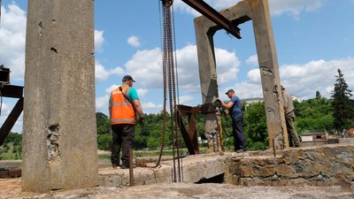 У Житомирі на греблі річки Тетерів ліквідовують промоїну, яка утворилася через паводок