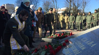 Черкасці вшанували пам'ять Героїв Небесної Сотні Черкасці вшанували пам'ять Героїв Небесної Сотні