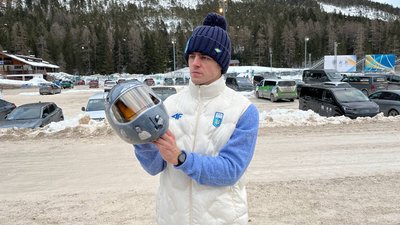 Владислав Гераскевич демонструє особливий шолом на Олімпіаді-2026