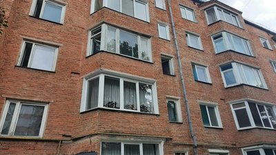 Врятували сплячого: у Рівному зрізали двері до квартири, де сталась пожежа Врятували сплячого: у Рівному зрізали двері до квартири, де сталась пожежа