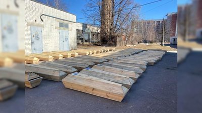 У Чернігові загиблих тимчасово ховають у траншаях на закритому кладовищі. Через постійні обстріли міський цвинтар не працює У Чернігові загиблих тимчасово ховають у траншаях на закритому кладовищі. Через постійні обстріли міський цвинтар не працює