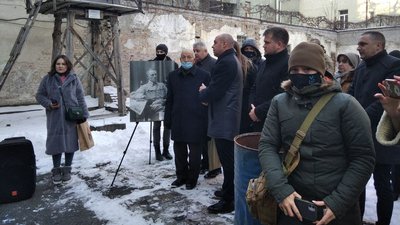 Загиблих під Крутами вшанували біля Тернопільського музею політв'язнів