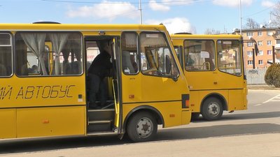 12 автобусів щодня відвозять у територіальні громади вимушених переселенців з Ужгородського вокзалу