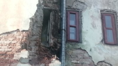 У Чернівцях під час зливи обвалилась стіна житлового будинку У Чернівцях під час зливи обвалилась стіна житлового будинку