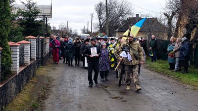 Черкащани попрощалися із захисниками, які загинули на війні з Росією Черкащани попрощалися із захисниками, які загинули на війні з Росією