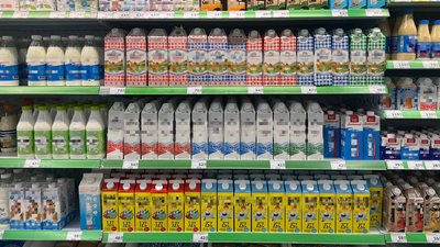 Молоко та молокопродукти у супермаркеті Тернополя