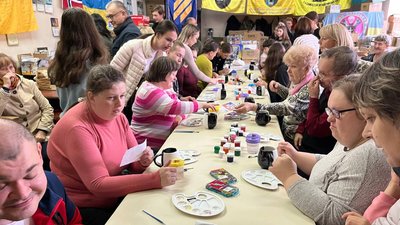 Молодь з інвалідністю розмальовує патріотичні горнята Молодь з інвалідністю розмальовує патріотичні горнята
