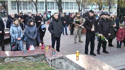 У Хмельницькому вшанували пам'ять жертв Голодомору. У Хмельницькому вшанували пам'ять жертв Голодомору.