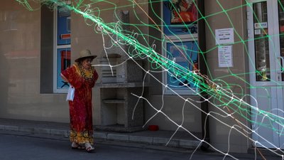 Жінка йде вулицею Краматорська
