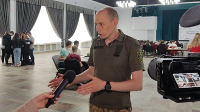 У Сумах старшокласників навчали військовим іграм та керуванню безпілотниками У Сумах старшокласників навчали військовим іграм та керуванню безпілотниками