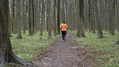 Вінничанка на пробіжці у місцевому парку