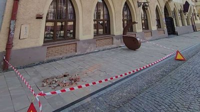 На вулиці Кобилянської у Чернівцях обвалився фасад. Грошей на реставрацію немає На вулиці Кобилянської у Чернівцях обвалився фасад. Грошей на реставрацію немає