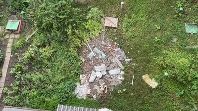 Харків’янка повернулася до квартири, дах якої пробив російський снаряд Харків’янка повернулася до квартири, дах якої пробив російський снаряд