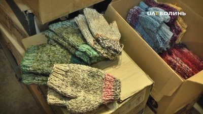 Незряча лучанка зв’язала 300 пар рукавиць для бійців Незряча лучанка зв’язала 300 пар рукавиць для бійців