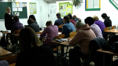 Двічі на тиждень, навіть без світла: як переселенці Рівному вчать українську мову і чи є прогрес Двічі на тиждень, навіть без світла: як переселенці Рівному вчать українську мову і чи є прогрес