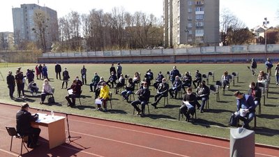 Депутати Луцької міськради проводять сесійне засідання на стадіоні (ОНОВЛЕНО)