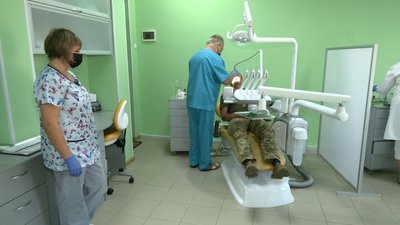 Родина стоматологів безоплатно лікує зуби бійцям на Харківщині