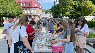 На Тернопільщині пластуни провели благодійний ярмарок, щоб зібрати кошти для ЗСУ На Тернопільщині пластуни провели благодійний ярмарок, щоб зібрати кошти для ЗСУ